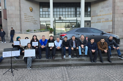 Bursa'da mülakat mağduru öğretmenlerden Milli Eğitim önünde eylem