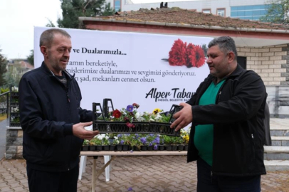 İnegöl'den mezarlıklarda çiçekli hediye