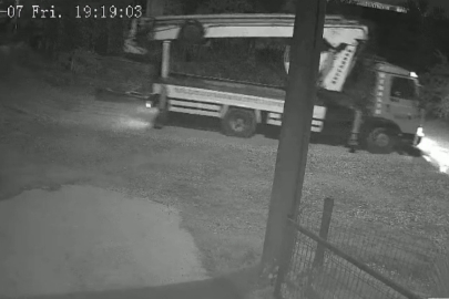 Düzce'de mobil vinç telefon direğini kırıp olay yerinden uzaklaştı