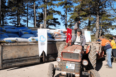 Balıkesir Sındırgılı depremzede çiftçiye hayvan yemi desteği