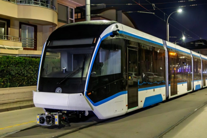 Kocaeli'de raylı sistem güçleniyor... 5 tramvayın ilki raya indi