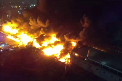 Esenyurt’ta nalbur deposunda yangın!