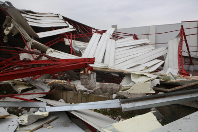 Bursa Nilüfer’de iki kaçak iş yeri yıkıldı