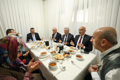 Bakan Çiftçi depremzede aileyle iftar yaptı